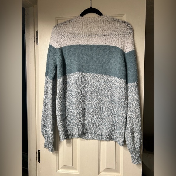 Long Sleeve Crewneck Color Block Sweater, Aqua Green & White SIZE M - Picture 3 of 4